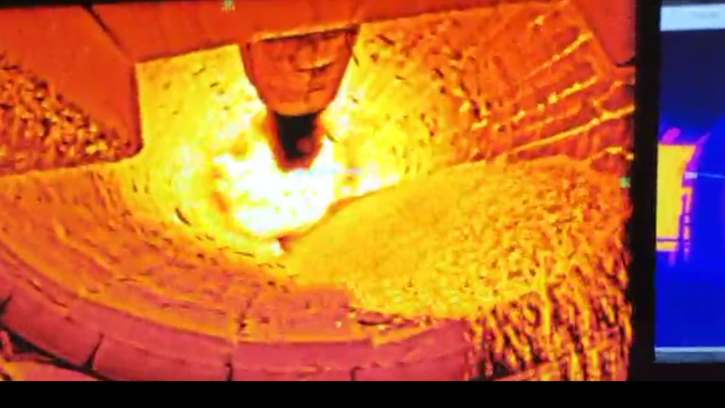 專業(yè)紅外熱像儀探入爐窯內(nèi)部，監(jiān)測內(nèi)部溫度